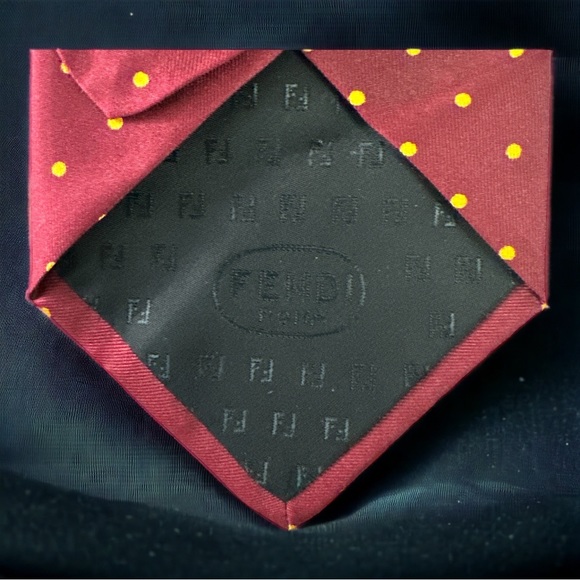 Classic and Timeless Fendi Cravatte Tie Handmade in Italy Pure silk polka dots - Picture 5 of 6